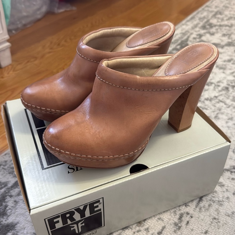 Frye Natasha Clog in Sand